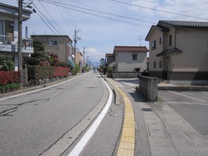 道路の右側を道なりに進みます。