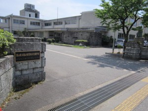 富山視覚総合支援学校の校門が見えてきます。