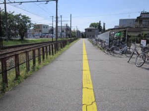 線路沿いに進みます。