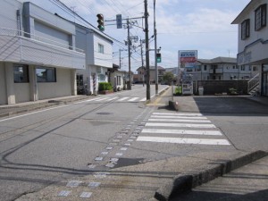 交差点の横断歩道で、道路の右側に渡ります。