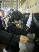 南富山駅で実際に電車に触れている様子