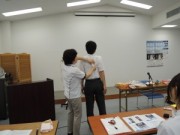 西村先生が広背筋をほぐしているところ。あら不思議！腕が上がるようになりました！