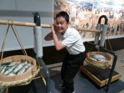 江戸東京博物館での天秤棒を担ぐ体験