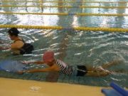 ビート板で泳ぐ児童