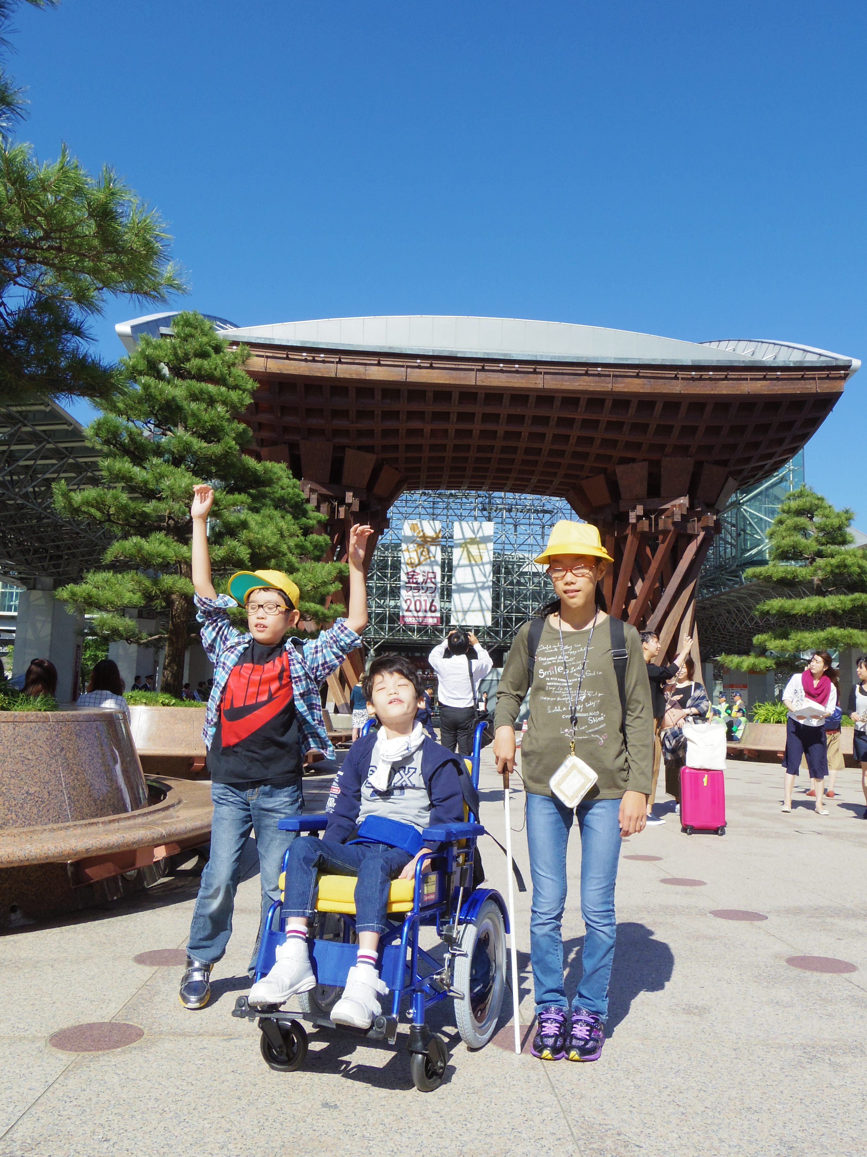 金沢駅で集合写真