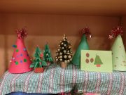 制作したクリスマスツリーやカード、とんがり帽子
