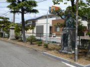 正門横に建立された並木氏と舘井氏の銅像