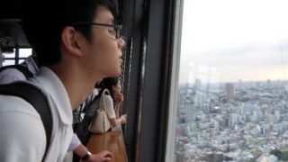 東京タワーから景色を眺める生徒