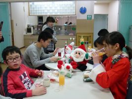 シャンパン用ジュースとお菓子を楽しむ