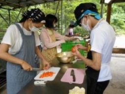 野外炊飯　野菜を切る