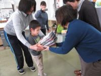 さわる絵本を受け取る幼児