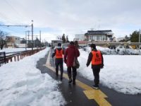 教員の誘導で通学路を歩く生徒