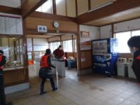 越中荏原駅の改札で生徒を待つ教員