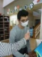 寄宿舎での思い出を話す様子