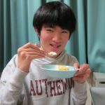 ミルクレープを食べる様子