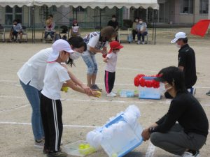 「じゃんけんリレー」でご家族の方と走る児童