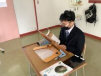 書見台を使って読書をする生徒