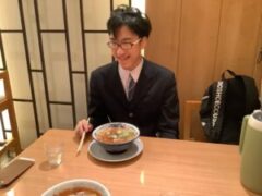 昼食のラーメンに笑顔を見せる生徒