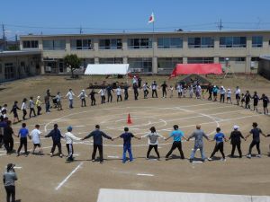 輪になってフォークダンスを踊っている様子