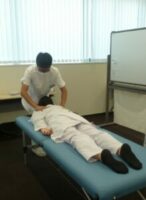 社員の方に施術する生徒
