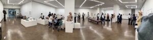 彫刻を鑑賞している様子（会場全景）