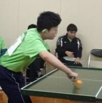 ボールを打ち返す選手