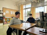 タブレットの画面に向かって話す児童