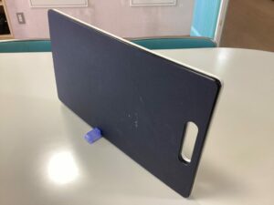 白黒両用まな板の黒い面