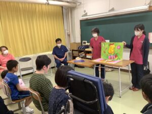 紙芝居で歯磨きの大切さを教わる児童 紙芝居で歯磨きの大切さを教わる児童