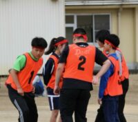 「じゃんけんぽ～ん」で、次に出す手を集まって相談している様子。