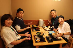 それぞれが選んだ昼食のメニューを堪能している様子