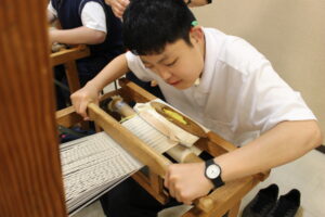 西陣織会館での体験の様子