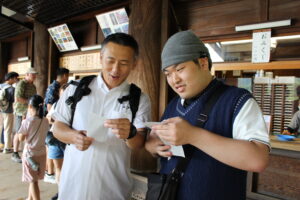 清水寺にておみくじを引いた様子
