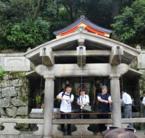 音羽の滝で参拝している様子