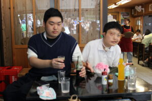音羽の滝の横の茶屋でかき氷やジュースでひと休みしている様子