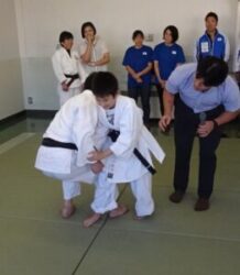 選手に大外刈りをかける児童