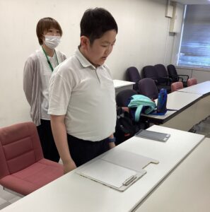 富山市役所で障害福祉係の方にインタビューをする様子