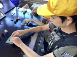 運河の操作室を見学する児童 運河の操作室を見学する児童