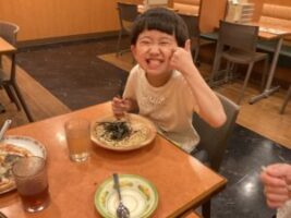 昼食を前にして笑顔を見せる児童 昼食を前にして笑顔を見せる児童