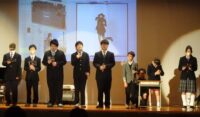 中学部・高等部普通科による「昭和100年 ~昭和ってどんな時代?~」において「やさしさに包まれたなら」を歌唱している生徒