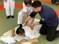 背中の押し方を練習する生徒