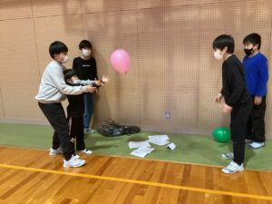 藤ノ木小学校の児童と風船キャッチボールをしている児童