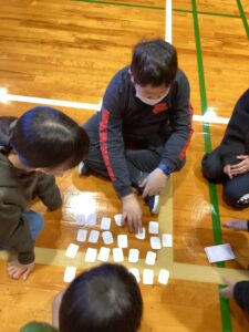 藤ノ木小学校の児童がつくった、触って分かるカードの形合わせをしている児童