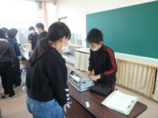 点字体験活動で藤ノ木小学校児童に点字を打つ見本を見せる児童