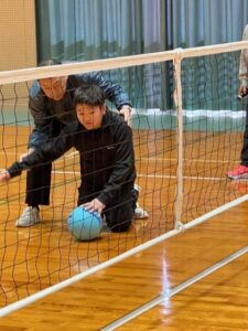 フロアバレーボールの前衛のアタック方法を体験する児童