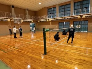 フロアバレーボール体験の様子