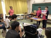 唾液検査の説明を聞いている様子