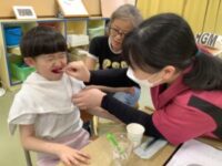 染め出し検査を受けている様子